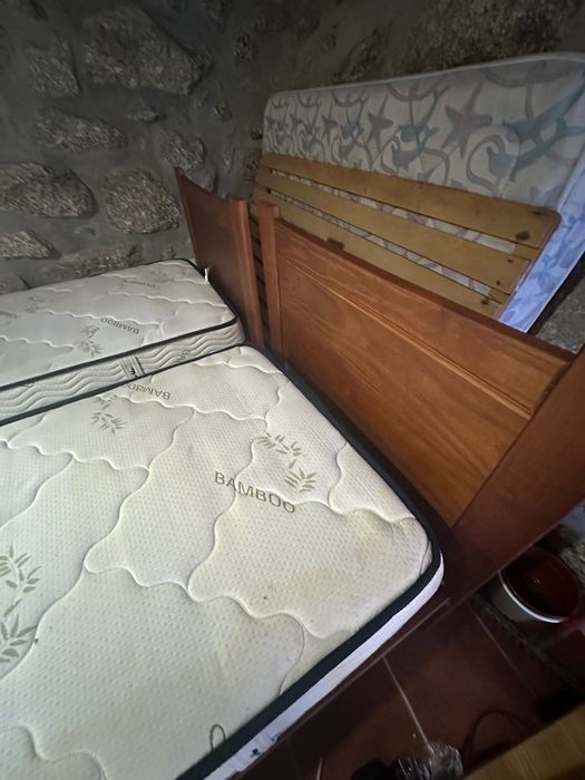 2 estruturas de cama de solteiro e 2 colchões