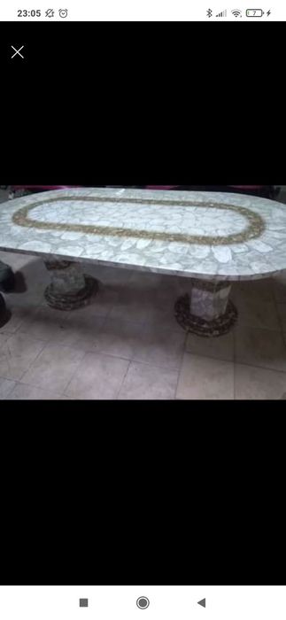Mesa em Pedra e brilhante