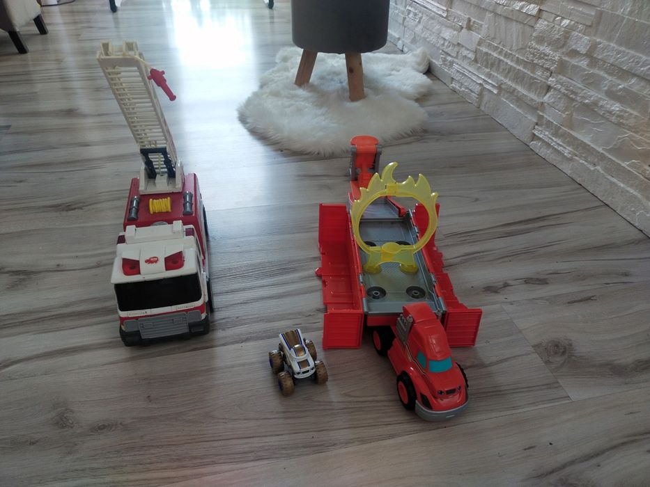 Dwa samochody Blazer wyrzutnia I straż pożarna