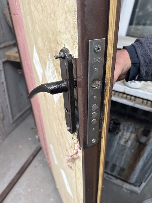 Продам металеві двері 1980на900