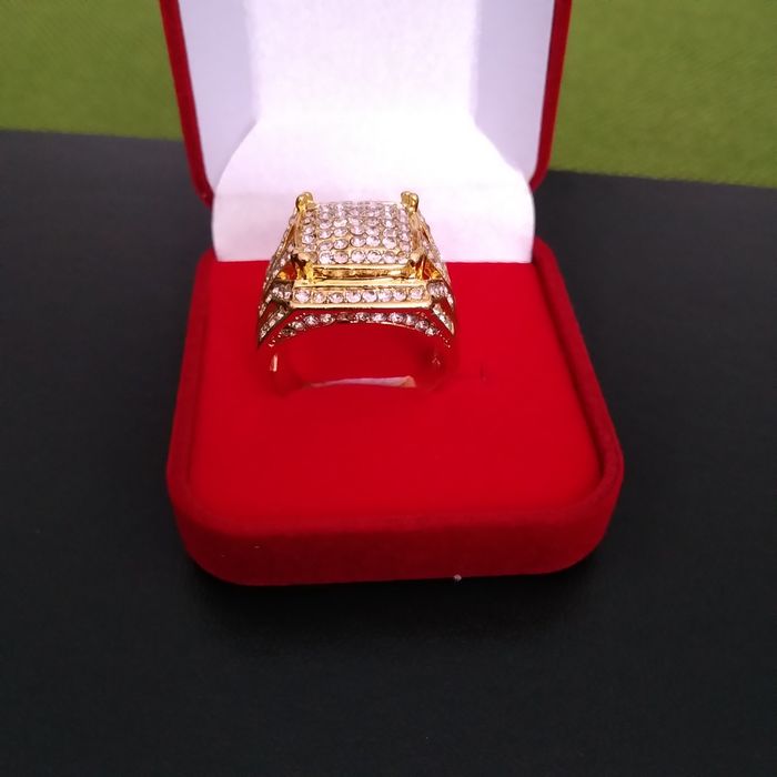 Sygnet męski koloru złotego bogato zdobiony cyrkoniami