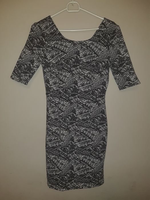 Sukienka z dekoltem na plecach