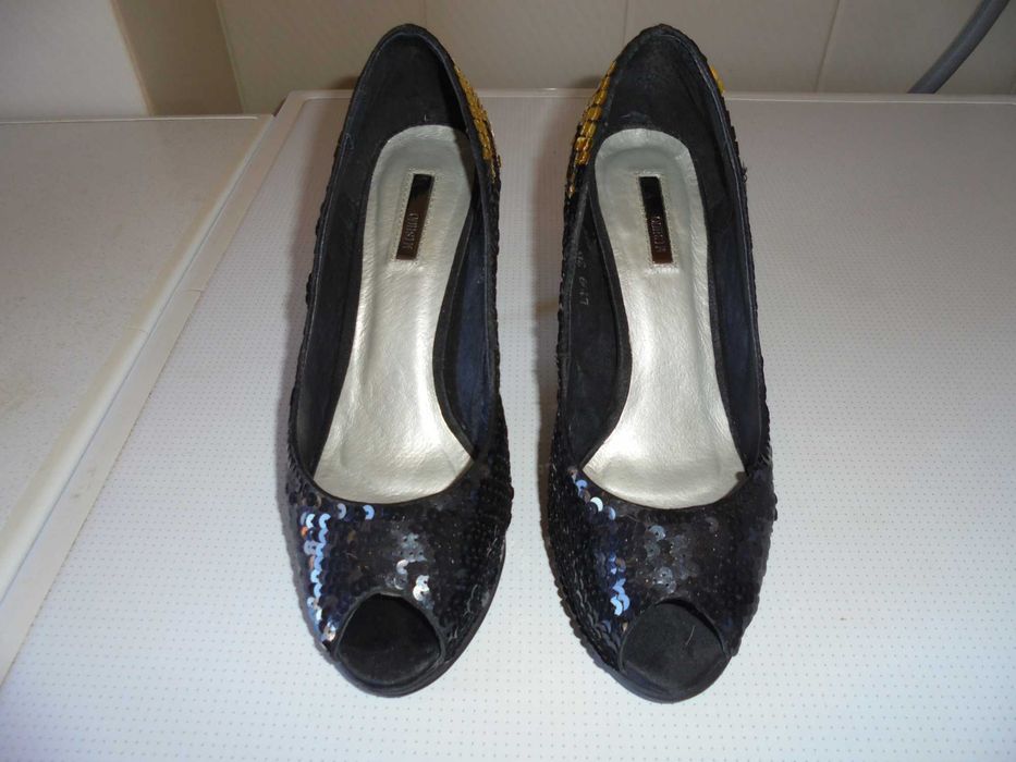 sapatos de senhora com muito brilho