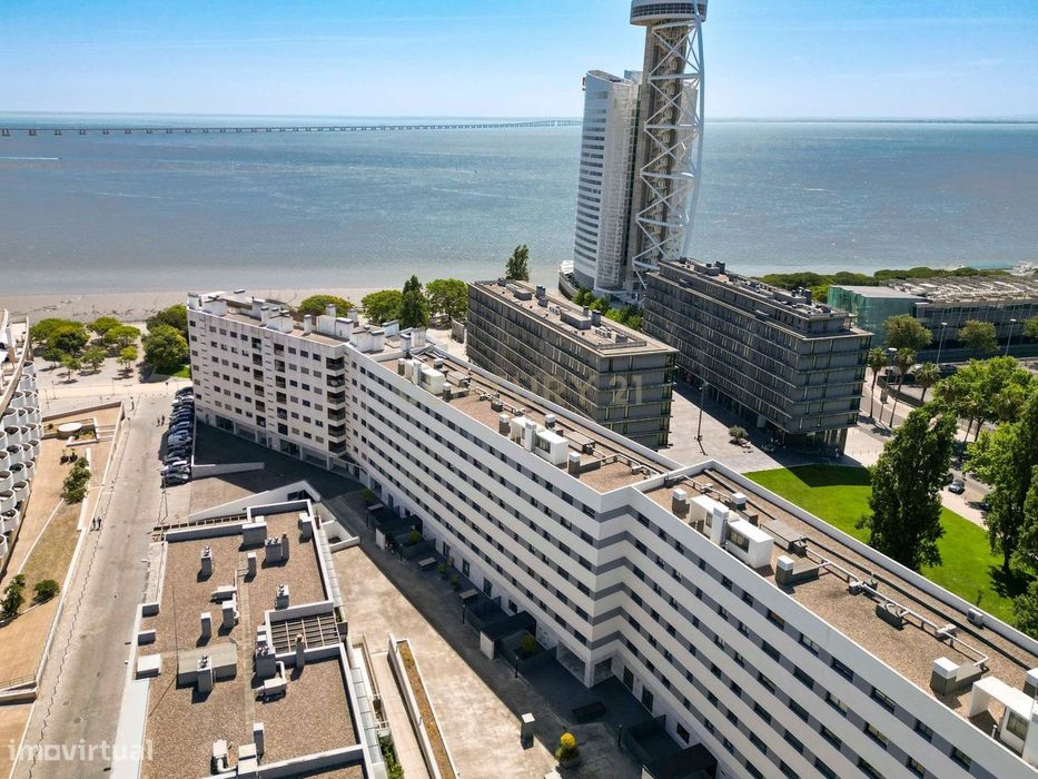 T2 Premium com Suíte, Varanda e 2 Lugares de Garagem | Parque das Naçõ
