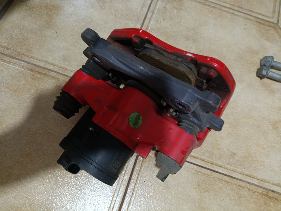 Тормозний супорт задній Tesla model 3 performance