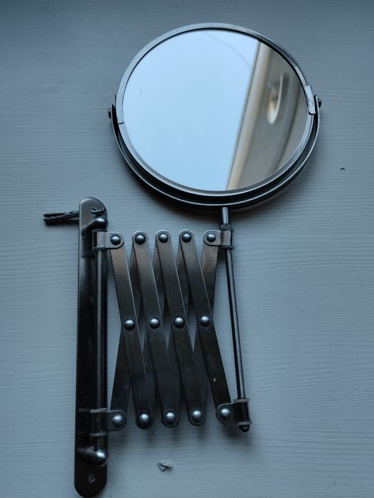 Okrągłe lustro łazienkowe na wysięgniku przykręcane