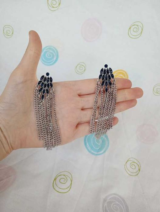 Brincos compridos com correntes