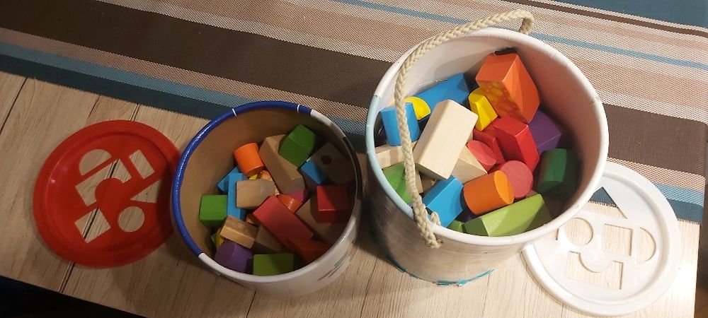 Dwa pojemniki klocków