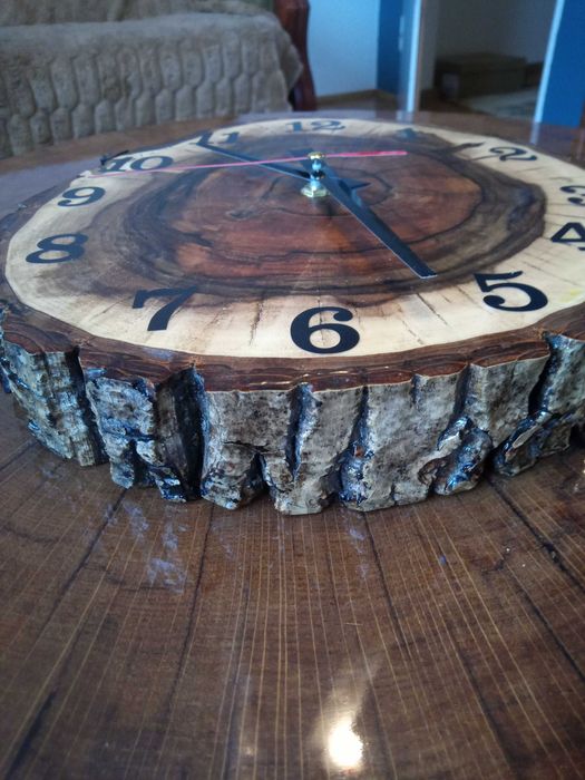 Zegar na ścianę z drewna i żywicy