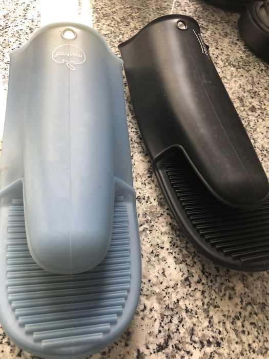 Duas luvas em silicone para cozinha ou churrasco