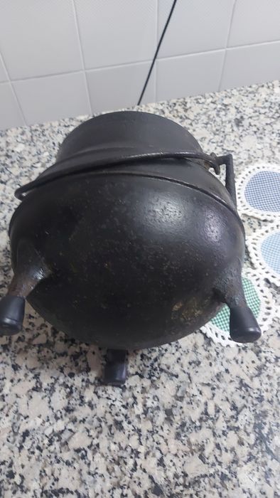 Vendo panela de ferro de 3 pés  de 5 litros sem tampa