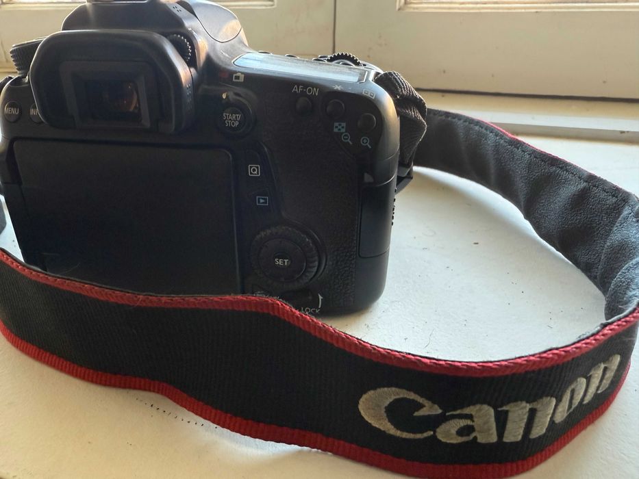 2 Items Canon 70D DLSR - Objectiva EFS 18-135mm