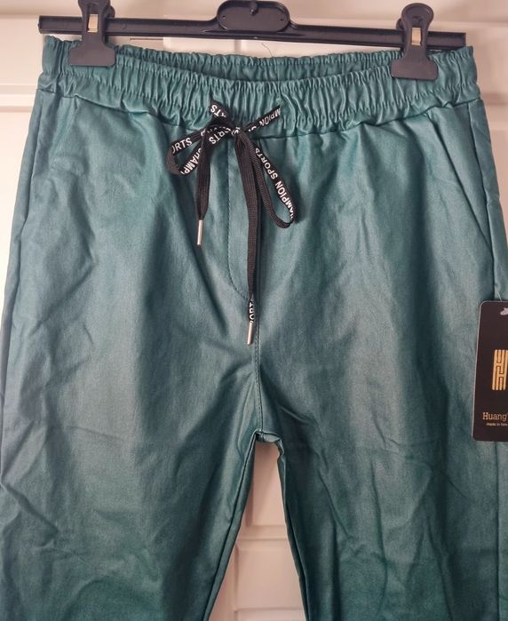 Calças, verde azeitona, com bastante elastano. XL