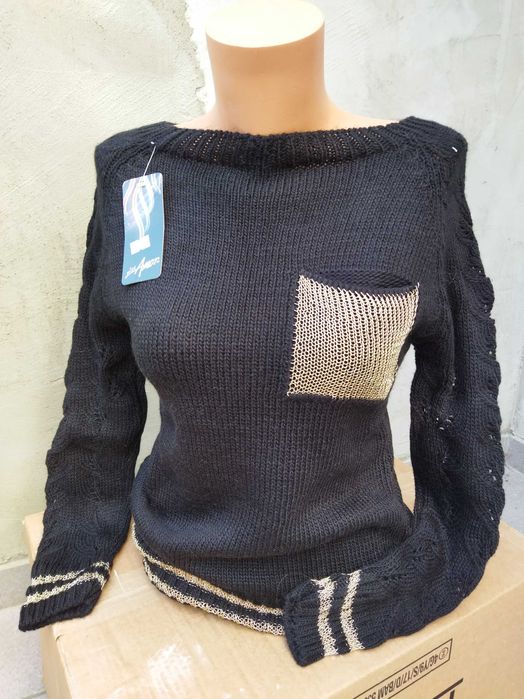 Sweter z ażurowym tyłem i złota kieszenią