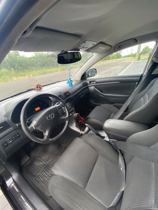 Продаж авто Toyota Avensis