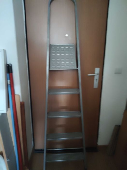 Escadote em ótimo estado