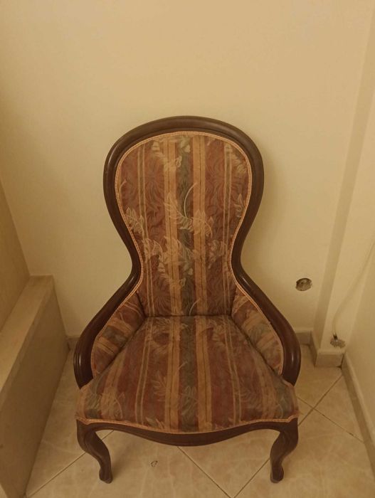 poltrona antiga em bom estado