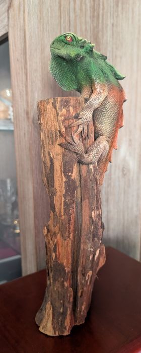 Kameleon rzeźba w drewnie
