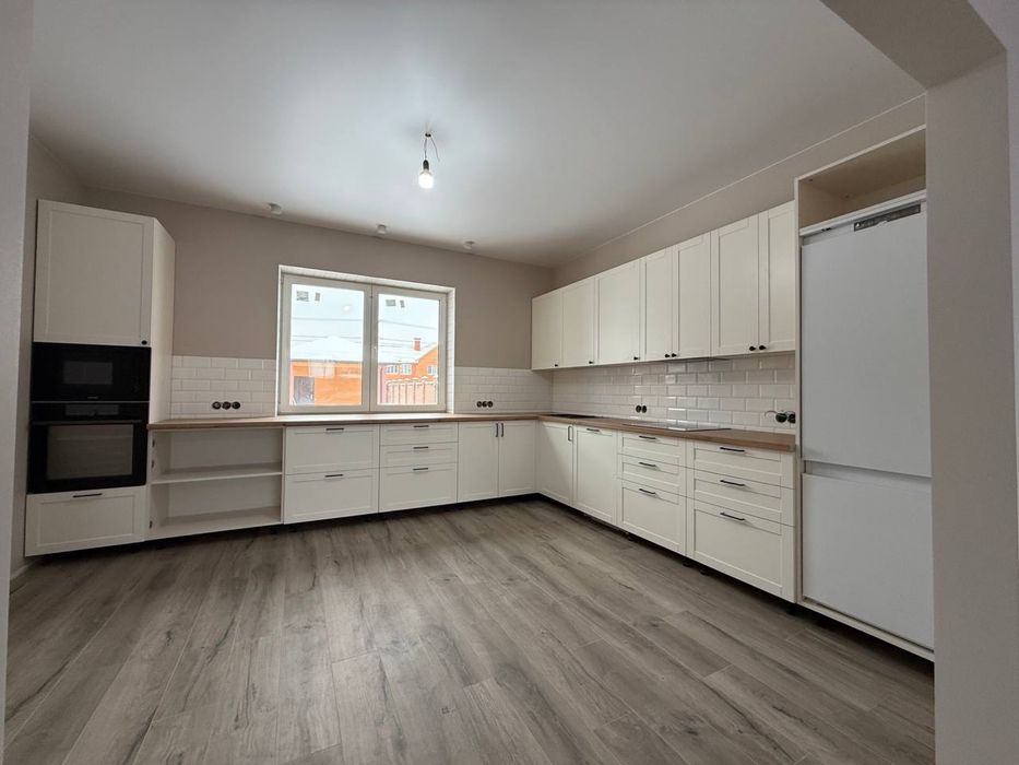 Газифікований будинок з ремонтом на 8 сотках. Гараж. Мін. оформлення