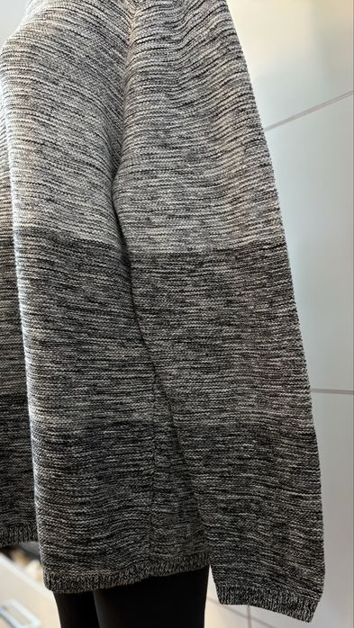 Светр оверсайс , розмір S/M , cтан гарний .