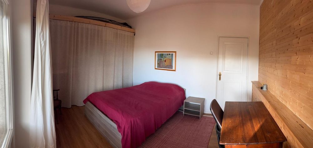 Cama de casal e mesa de cabeceira sem colchão