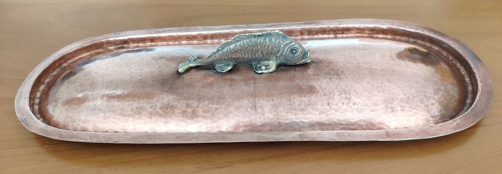 Peixeira grande e média antigas em cobre