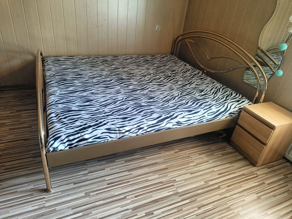 Rama łóżka metalowa złota bez materaca