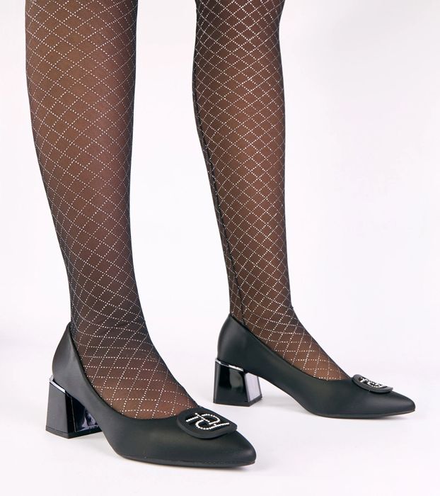 Czarne czółenka na słupku zdobione cyrkoniami Merla