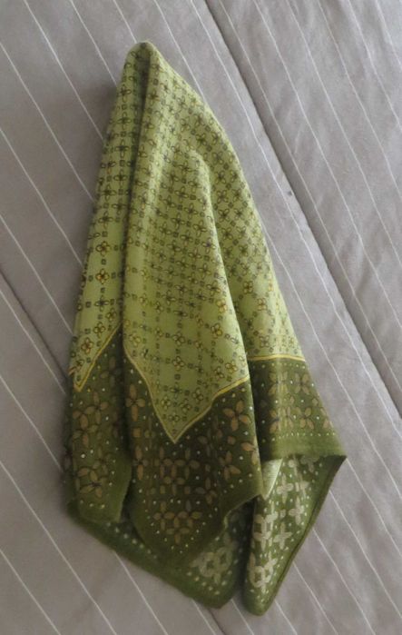 Retrosaria - Lenço verde, estampado - Medida: 60 X 52 cm - Como Novo