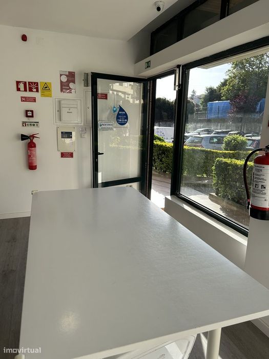 Espaço comercial com Lavandaria Self Service à venda em Moreira, Maia