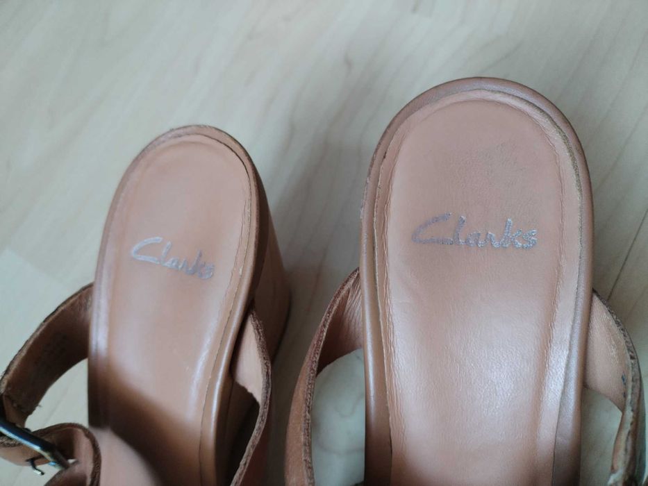 Skórzane klapki   CLARKS
