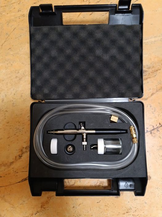 Аерограф у кейсі з насадками та шлангом — для творчості, моделювання.