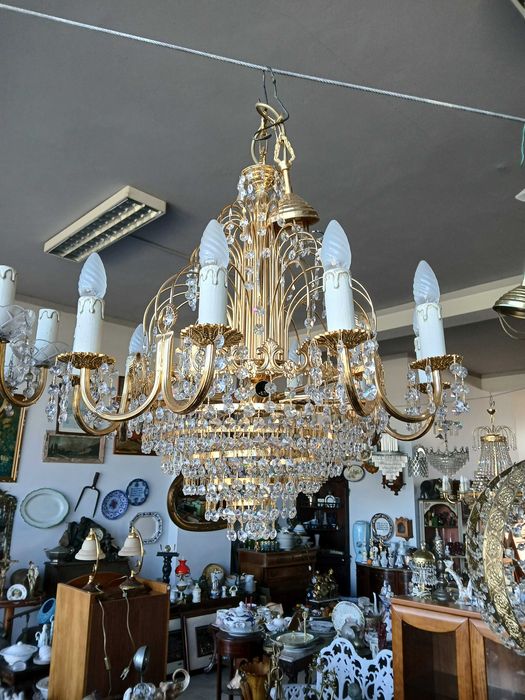 Varias dezenas de candeeiros em cristal e outros.