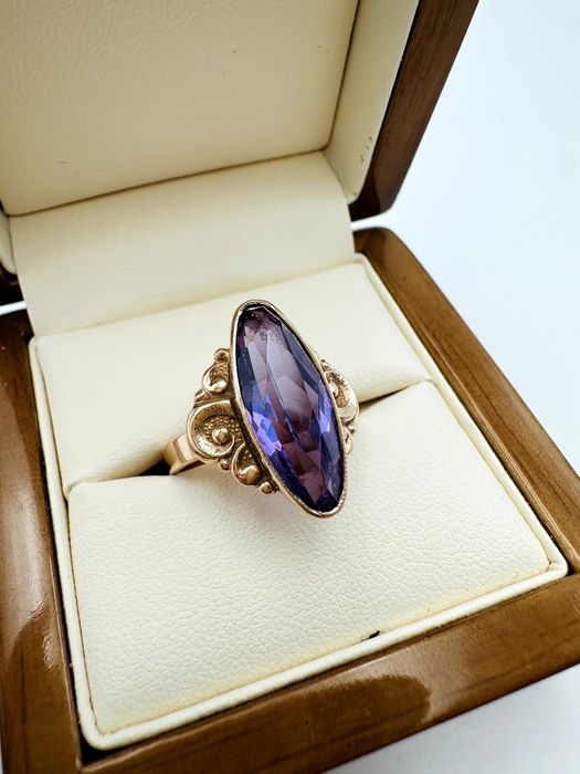 Złoty pierścionek z dużym fioletowym kamieniem Waga 5,67 g/ Rozmiar 17