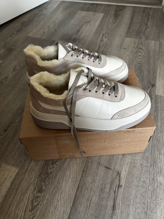 Нові жіночі зимові кросівки