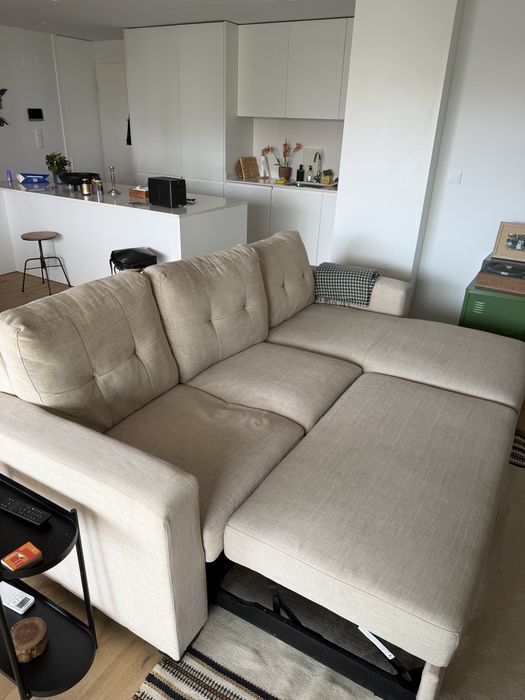 Sofá cama beje com chaise longue