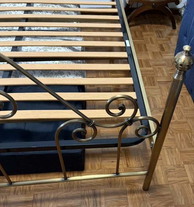Cama em ferro dourada