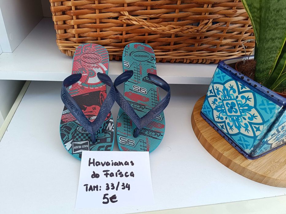 Chinelos Haivaianas e Crocs de criança