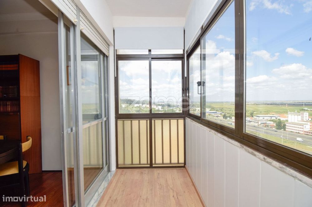 Apartamento T3 com Vista de Rio e Luz Natural | 9º Andar com Elevad...