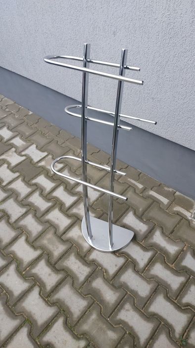 Wolnostojacy, chromowany stojak łazienkowy na ręczniki