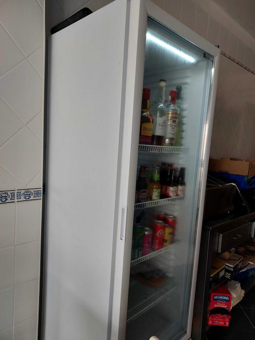 Frigorifico vertical para Beebidas e outros.
