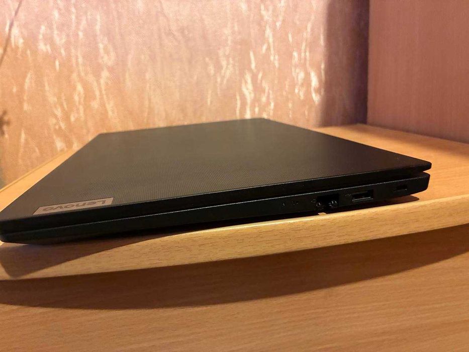 Lenovo V15 82TV