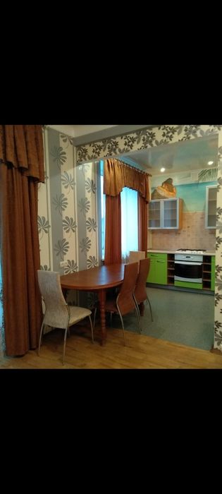 Деревянный стол в хорошем состоянии