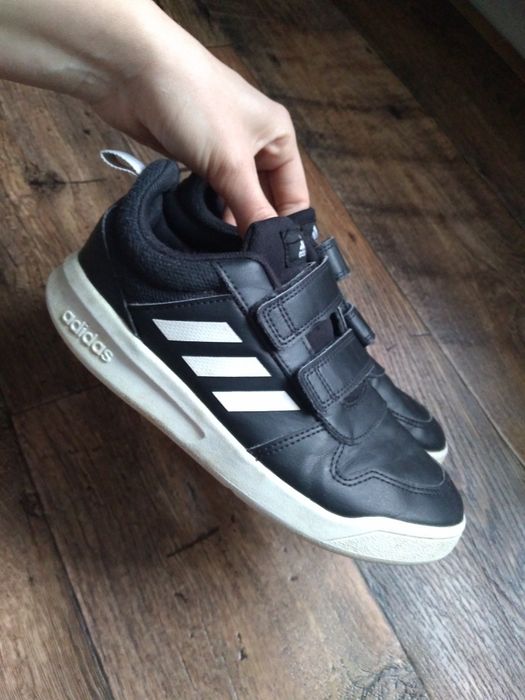 Czarne chłopięce buty adidas na rzepy 33 zadbane
