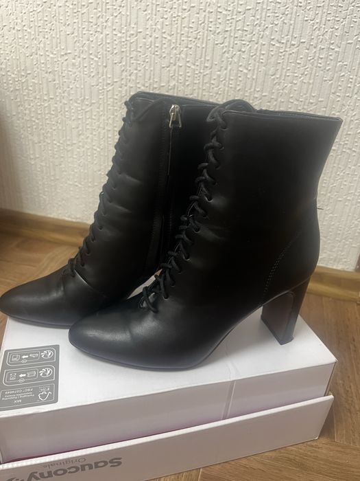 Стильні шкіряні черевики зі шнурівкою та блискавкою від Reserverd