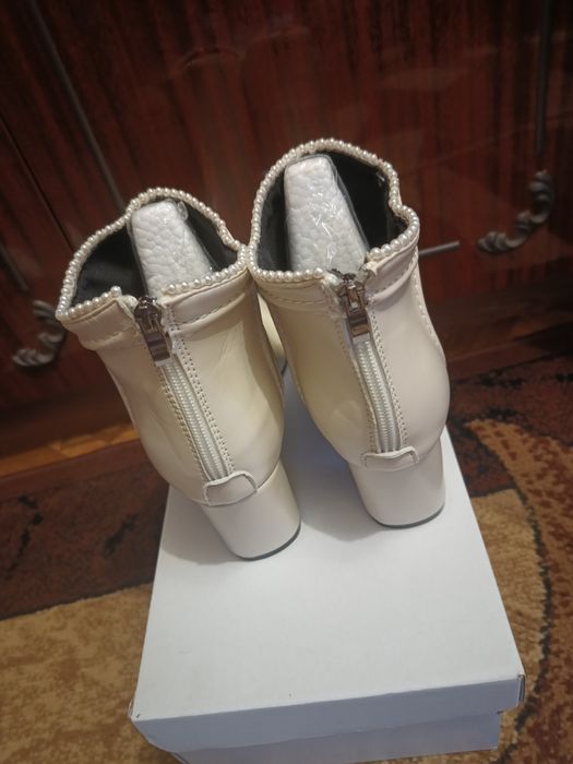 Ботільони 42 р. молочного кольору з перлинами .