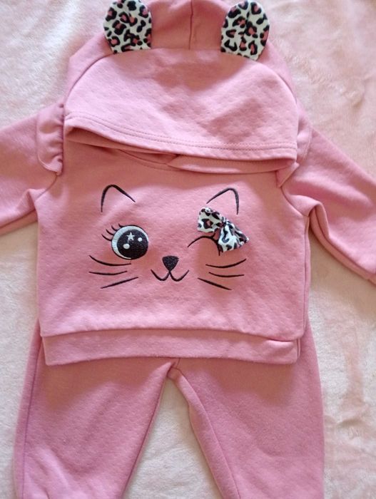 Vestidos e roupinhas de bebé 3-6 e 6-9meses.