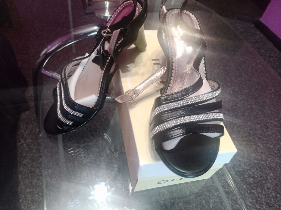 Босоножки кожаные , новые . Размер 40 .