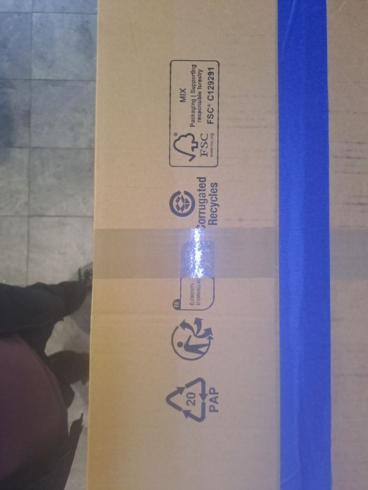 Kartony , pudła tekturowe .