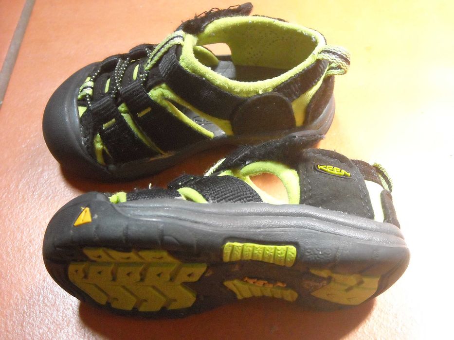 Sandálias Keen e tenis zara nº23